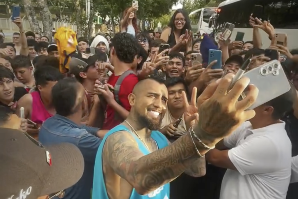 Arturo Vidal fotografiándose con hinchas colombianos.